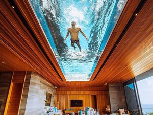 Foto: Ada Kolam Renang Transparan di Langit-langit Villa Ini Foto: Ada Kolam Renang Transparan di Langit-langit Villa Ini