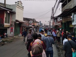 Penumpang Ini Antre Sejam untuk Masuk ke KRL di Stasiun Bojong Gede