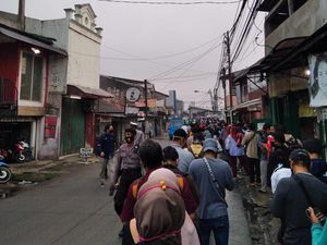 Video Antrean Penumpang di Stasiun Bojong Gede Hingga ke Jalan Raya Video Antrean Penumpang di Stasiun Bojong Gede Hingga ke Jalan Raya