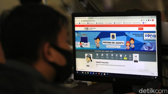 Orang renta murid melakukan pengaduan di Posko PPDB SMKN 27, Jakarta Pusat, Selasa (7/7/2020). Hari ini yakni tahap final dari Penerimaan Peserta Didik Baru (PPDB) DKI Jakarta 2020. Tahap final ini dibuka untuk mengisi kuota yang masih belum terisi oleh jalur zonasi sampai prestasi.