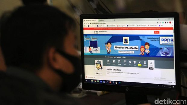 Orang tua murid melakukan pengaduan di Posko PPDB SMKN 27, Jakarta Pusat, Selasa (7/7/2020). Hari ini adalah tahap akhir dari Penerimaan Peserta Didik Baru (PPDB) DKI Jakarta 2020. Tahap akhir ini dibuka untuk mengisi kuota yang masih belum terisi oleh jalur zonasi hingga prestasi.
