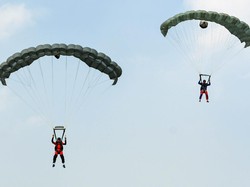 Kenapa Tidak Ada Parasut di Pesawat Komersial? Ini Jawabannya