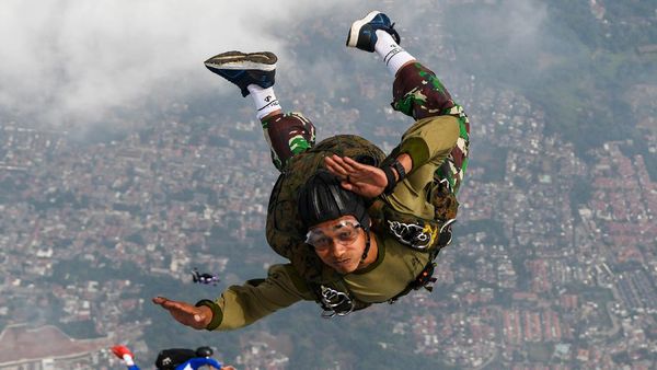 Aksi Prajurit Yontaifib Terjung Bebas dari Ketinggian 6000 Kaki
