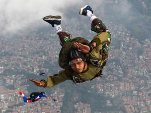 Aksi Prajurit Yontaifib Terjung Bebas dari Ketinggian 6000 Kaki