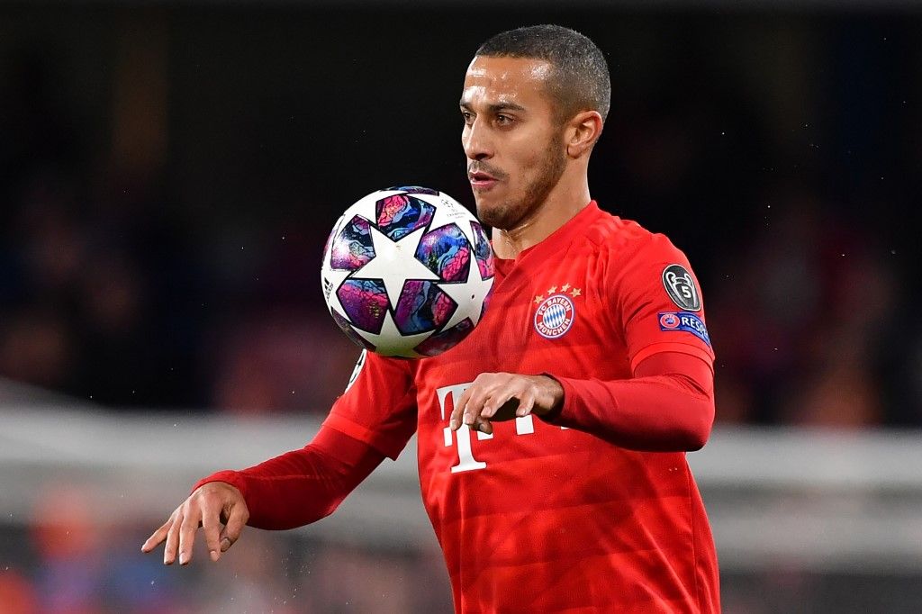 (FILES) This file photo taken on February 25, 2020 shows Bayern Munich's Spanish midfielder Thiago Alcantara playing the ball during the UEFA Champion's League round of 16 first leg football match between Chelsea and Bayern Munich at Stamford Bridge in London. - Thiago Alcantara is reportedly stalling on extending his Bayern Munich contract with the Spain midfielder, who has been linked to Liverpool, said to be considering leaving the German champions after seven years. (Photo by Ben STANSALL / AFP)