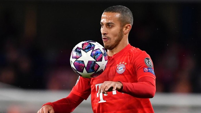 (FILES) This file photo taken on February 25, 2020 shows Bayern Munichs Spanish midfielder Thiago Alcantara playing the ball during the UEFA Champions League round of 16 first leg football match between Chelsea and Bayern Munich at Stamford Bridge in London. - Thiago Alcantara is reportedly stalling on extending his Bayern Munich contract with the Spain midfielder, who has been linked to Liverpool, said to be considering leaving the German champions after seven years. (Photo by Ben STANSALL / AFP)