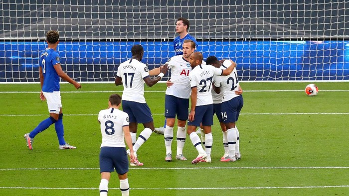 LONDON, ENGLAND - JULY 06: Giovani Lo Celso of Tottenham Hotspur celebrates after he scores his teams first goal past Jordan Pickford of Everton  during the Premier League match between Tottenham Hotspur and Everton FC at Tottenham Hotspur Stadium on July 06, 2020 in London, England. Football Stadiums around Europe remain empty due to the Coronavirus Pandemic as Government social distancing laws prohibit fans inside venues resulting in all fixtures being played behind closed doors. (Photo by Catherine Ivill/Getty Images)