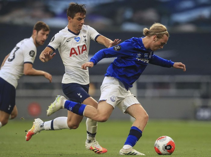 Tottenham players celebrate after scoring the opening goal during the English Premier League soccer match between Tottenham Hotspur and Everton FC at the Tottenham Hotspur Stadium in London, England, Monday, July 6, 2020.(Cath Ivill/Pool via AP)