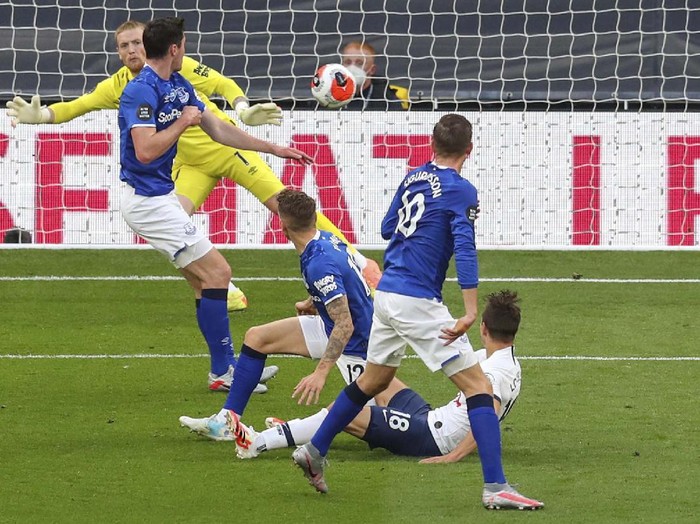 Tottenham players celebrate after scoring the opening goal during the English Premier League soccer match between Tottenham Hotspur and Everton FC at the Tottenham Hotspur Stadium in London, England, Monday, July 6, 2020.(Cath Ivill/Pool via AP)