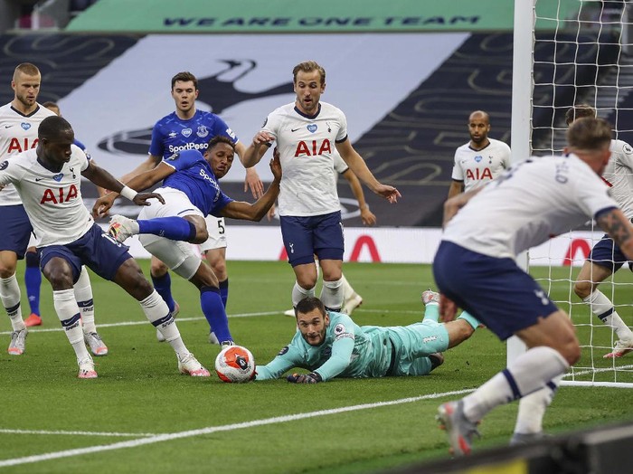Tottenham players celebrate after scoring the opening goal during the English Premier League soccer match between Tottenham Hotspur and Everton FC at the Tottenham Hotspur Stadium in London, England, Monday, July 6, 2020.(Cath Ivill/Pool via AP)