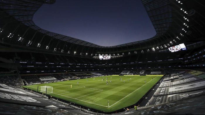 Tottenham players celebrate after scoring the opening goal during the English Premier League soccer match between Tottenham Hotspur and Everton FC at the Tottenham Hotspur Stadium in London, England, Monday, July 6, 2020.(Cath Ivill/Pool via AP)