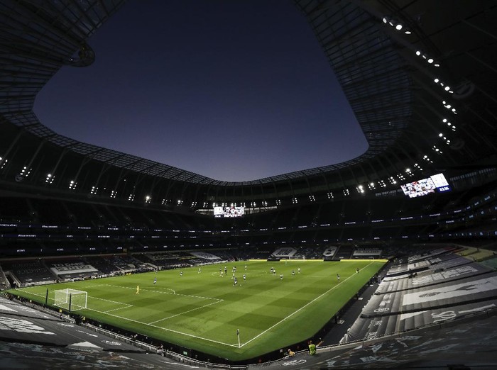 Tottenham players celebrate after scoring the opening goal during the English Premier League soccer match between Tottenham Hotspur and Everton FC at the Tottenham Hotspur Stadium in London, England, Monday, July 6, 2020.(Cath Ivill/Pool via AP)