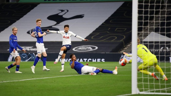 LONDON, ENGLAND - JULY 06: Heung-Min Son of Tottenham Hotspur shoots during the Premier League match between Tottenham Hotspur and Everton FC at Tottenham Hotspur Stadium on July 06, 2020 in London, England. Football Stadiums around Europe remain empty due to the Coronavirus Pandemic as Government social distancing laws prohibit fans inside venues resulting in all fixtures being played behind closed doors. (Photo by Richard Heathcote/Getty Images)