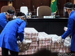 Melihat Tumpukan Uang Rp 97 M Milik Buron Honggo Wendratno