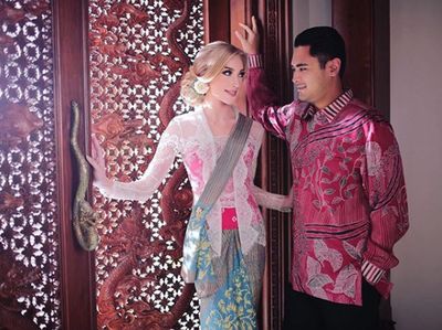 Cantiknya...8 Gaya Varsha Strauss, Istri Cucu Soeharto Saat Berkebaya