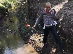 Viral Polisi Mengambil Bendera Merah Putih di Selokan, Begini Faktanya
