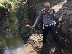 Viral Polisi Mengambil Bendera Merah Putih di Selokan, Begini Faktanya