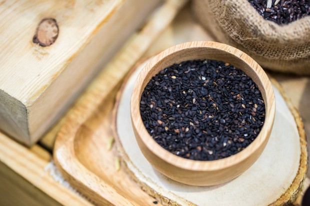 Black sesame seeds memiliki kandungan nutrisi yang sangat berlimpah, seperti essential fats, oleic acid, asam amino, kalium dan serat yang bisa mempercantik kulit.