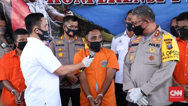 Tim Polda Sumut meringkus total 18 tersangka kerusuhan aksi unjuk rasa di Desa Mompang Julu Kecamatan Panyabungan Utara, Kabupaten Mandailing Natal (Madina), Sumatera Utara. Dari hasil penyidikan, motif para tersangka diduga meminta jatah dana desa dan Bantuan Langsung Tunai (BLT) Covid sebesar 30 persen.