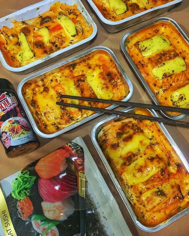 Mentai Rice Cheese Salmon Kani/instagram.com/nadiafoodjournal Lelehan keju yang nikmat menambah cita rasa kelezatan mentai rice yang satu ini