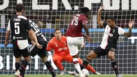 Aksi Franck Kessie menjebol gawang Juventus.