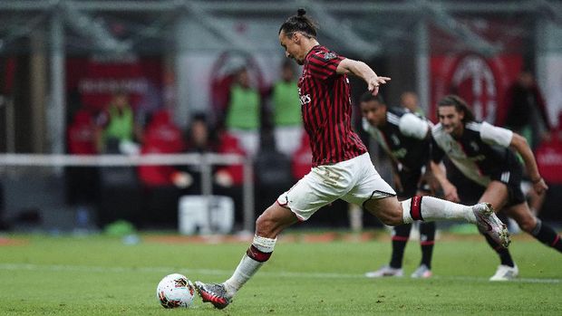 AC Milan's Zlatan Ibrahimovic scores from the penalty spot his side's opening goal during the Serie A soccer match between AC Milan and Juventus at the Milan San Siro Stadium, Italy, Tuesday, July 7, 2020. (Spada/LaPresse via AP)