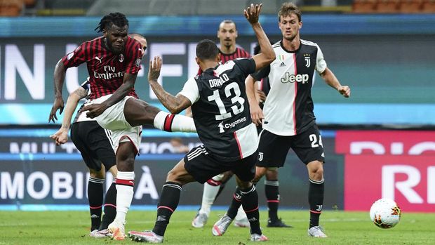 AC Milan's Franck Kessie, left, scores his side's 2nd goal during the Serie A soccer match between AC Milan and Juventus at the Milan San Siro Stadium, Italy, Tuesday, July 7, 2020. (Spada/LaPresse via AP)