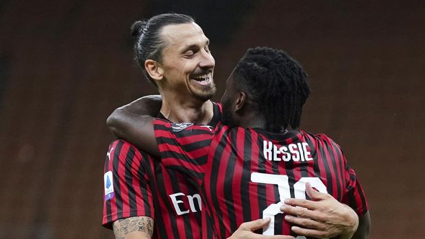 AC Milan's Franck Kessie, right, celebrates with Zlatan Ibrahimovic after scoring his side's 2nd goal during the Serie A soccer match between AC Milan and Juventus at the Milan San Siro Stadium, Italy, Tuesday, July 7, 2020. (Spada/LaPresse via AP)