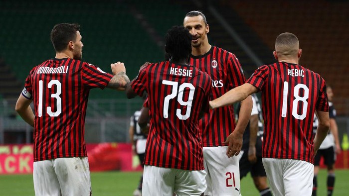 MILAN, ITALY - JULY 07:  Franck Kessie of AC Milan celebrates his goal with his team-mate Zlatan Ibrahimovic (back) during the Serie A match between AC Milan and Juventus at Stadio Giuseppe Meazza on July 7, 2020 in Milan, Italy.  (Photo by Marco Luzzani/Getty Images)
