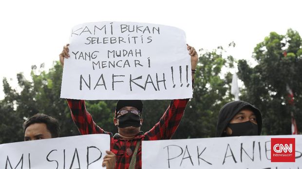 Persatuan Musisi Cafe Indonesia berunjuk rasa di depan BALAI KOTA Jakarta, Rabu, 8 Juli 2020. Mereka meminta pemprov Dki Jakarta mengizinkan live music Di kafe saat PSBB transisi. CNN Indonesia/Safir Makki