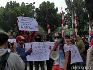 Musisi Kafe Gelar Aksi di Depan Kantor Anies: Kami Ingin Kerja Lagi Musisi Kafe Gelar Aksi di Depan Kantor Anies: Kami Ingin Kerja Lagi