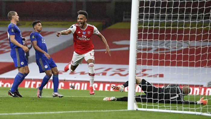 Arsenals Pierre-Emerick Aubameyang, centre, celebrates after scoring his teams first goal during the English Premier League soccer match between Arsenal and Leicester at Emirates Stadium in London, England, Tuesday, July 7, 2020. (AP Photo/Shaun Botterill,Pool)