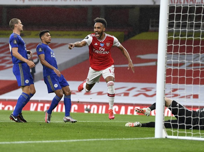 Arsenals Pierre-Emerick Aubameyang, centre, celebrates after scoring his teams first goal during the English Premier League soccer match between Arsenal and Leicester at Emirates Stadium in London, England, Tuesday, July 7, 2020. (AP Photo/Shaun Botterill,Pool)