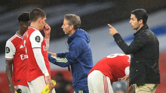 LONDON, ENGLAND - JULY 07: Mikel Arteta, Manager of Arsenal gives his team instructions during a drinks break in the Premier League match between Arsenal FC and Leicester City at Emirates Stadium on July 07, 2020 in London, England. Football Stadiums around Europe remain empty due to the Coronavirus Pandemic as Government social distancing laws prohibit fans inside venues resulting in all fixtures being played behind closed doors. (Photo by Adam Davy/Pool via Getty Images)