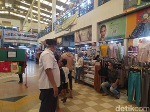 Awasi Pasar Koja Baru, ASN Minta Pembeli yang Bawa Anak untuk Pulang