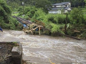 Banjir Jepang Tingkatkan Risiko Penyebaran Virus Corona Banjir Jepang Tingkatkan Risiko Penyebaran Virus Corona