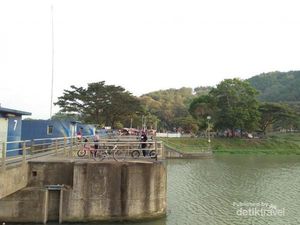 Damainya Bersepeda Pagi di Bendung Gerak Serayu