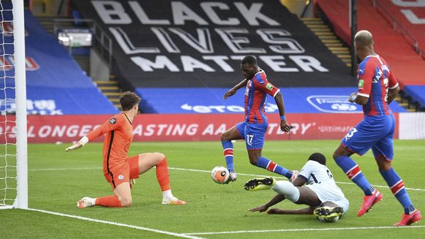 Crystal Palace's Christian Benteke, second left, scores his side's second goal during the English Premier League soccer match between Crystal Palace and Burnley at Selhurst Park, in London, England, Tuesday, July 7, 2020. (Justin Tallis/Pool via AP)