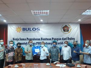 Bulog Gandeng PWI Peduli Salurkan Bantuan Pangan Dampak COVID-19 Bulog Gandeng PWI Peduli Salurkan Bantuan Pangan Dampak COVID-19
