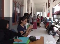 Calon Siswa Berkerumun, PPDB SMK di Kendari Abaikan Protokol Kesehatan