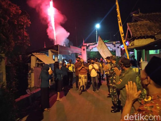 Sembuh Usai Berperang Lawan Corona, Pria Ini Disambut Warga Bak Pahlawan Sembuh Usai Berperang Lawan Corona, Pria Ini Disambut Warga Bak Pahlawan