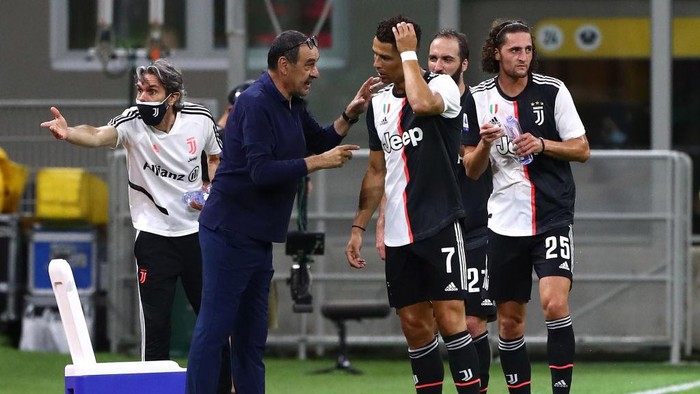 MILAN, ITALY - JULY 07:  Juventus FC coach Maurizio Sarri issues instructions to his player Cristiano Ronaldo during the Serie A match between AC Milan and Juventus at Stadio Giuseppe Meazza on July 7, 2020 in Milan, Italy.  (Photo by Marco Luzzani/Getty Images)