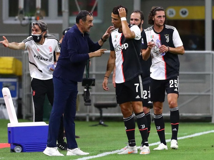 MILAN, ITALY - JULY 07:  Juventus FC coach Maurizio Sarri issues instructions to his player Cristiano Ronaldo during the Serie A match between AC Milan and Juventus at Stadio Giuseppe Meazza on July 7, 2020 in Milan, Italy.  (Photo by Marco Luzzani/Getty Images)
