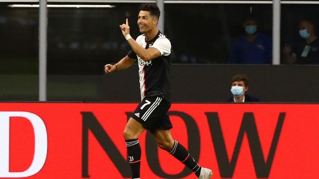 MILAN, ITALY - JULY 07:  Cristiano Ronaldo #7 of Juventus FC celebrates his goal during the Serie A match between AC Milan and Juventus at Stadio Giuseppe Meazza on July 7, 2020 in Milan, Italy.  (Photo by Marco Luzzani/Getty Images)