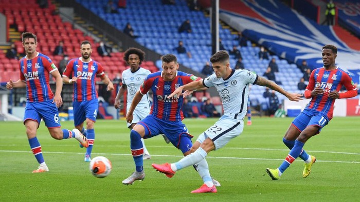 LONDON, ENGLAND - JULY 07: Christian Pulisic of Chelsea scores his teams second goal during the Premier League match between Crystal Palace and Chelsea FC at Selhurst Park on July 07, 2020 in London, England. Football Stadiums around Europe remain empty due to the Coronavirus Pandemic as Government social distancing laws prohibit fans inside venues resulting in all fixtures being played behind closed doors. (Photo by Justin Tallis/Pool via Getty Images)
