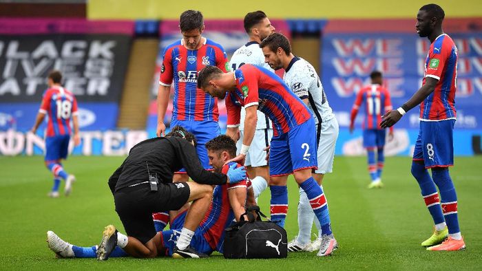 Crystal Palace vs Chelsea LONDON, ENGLAND - JULY 07: Gary Cahill of Crystal Palace receives medical treatment whilst team mates look on during the Premier League match between Crystal Palace and Chelsea FC at Selhurst Park on July 07, 2020 in London, England. Football Stadiums around Europe remain empty due to the Coronavirus Pandemic as Government social distancing laws prohibit fans inside venues resulting in all fixtures being played behind closed doors. (Photo by Justin Setterfield/Getty Images)