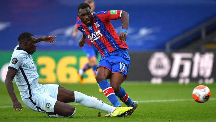 LONDON, ENGLAND - JULY 07: Kurt Zouma of Chelsea and Christian Benteke of Crystal Palace battle for the ball during the Premier League match between Crystal Palace and Chelsea FC at Selhurst Park on July 07, 2020 in London, England. Football Stadiums around Europe remain empty due to the Coronavirus Pandemic as Government social distancing laws prohibit fans inside venues resulting in all fixtures being played behind closed doors. (Photo by Justin Setterfield/Getty Images)