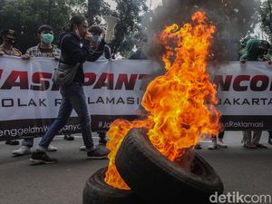 Demo Reklamasi Ancol, Mahasiswa Bakar Ban di Depan Balai Kota