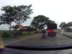 Ngeri! Detik-detik Nmax Kecelakaan karena Lubang Jalan di Pantura