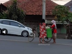 Polisi Cek Emak-emak Bakul Jamu Viral Jualan di Tengah Jalan: Bahaya!